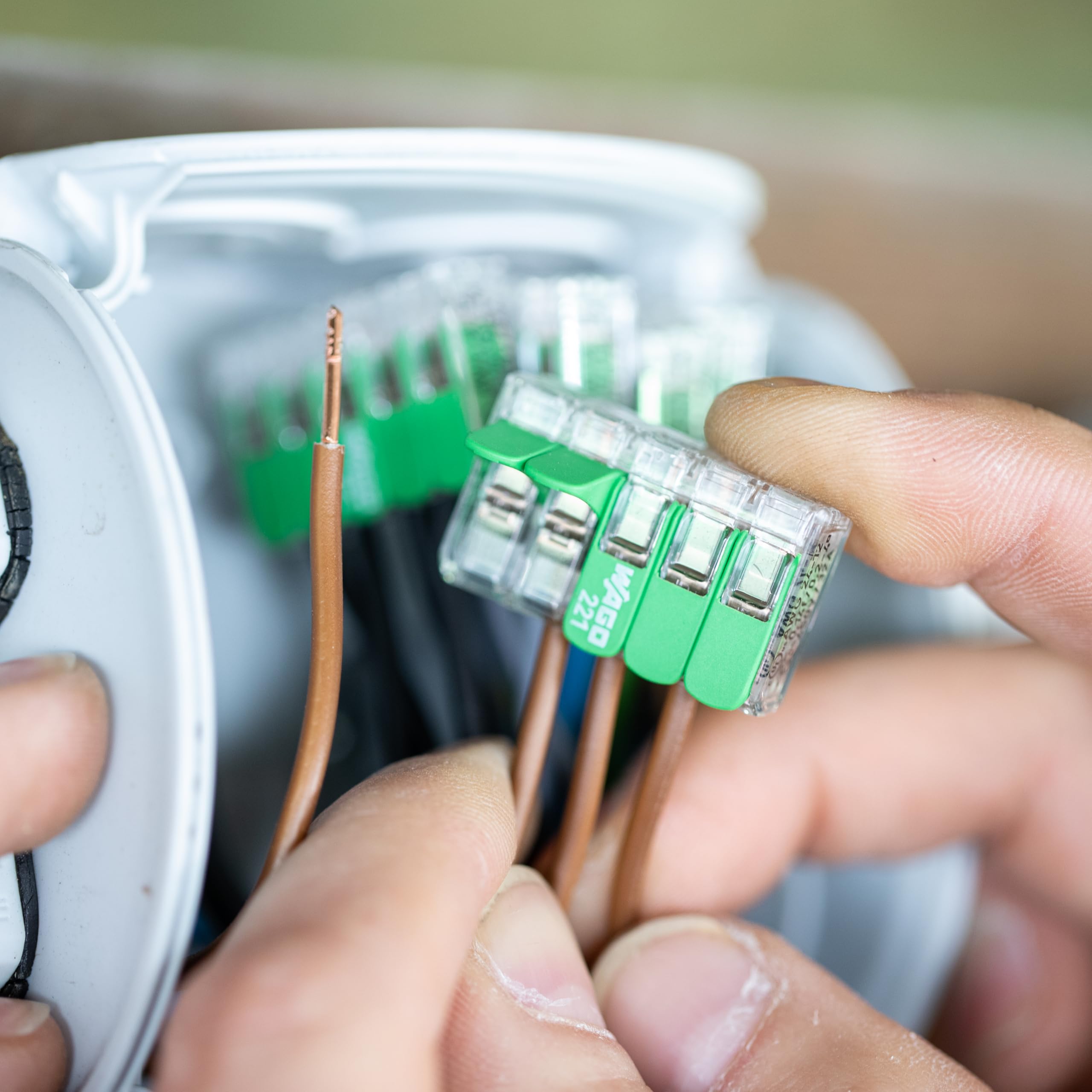 221-425 | WAGO Splicing Connector Green Range | for Solid, Stranded and fine-Stranded Conductors | 5-Conductor with levers | 24-12 AWG | Transparent housing | [25 Pieces] - Image 6